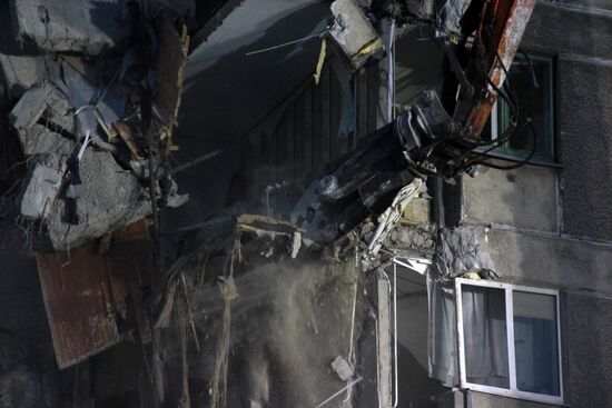Демонтажные работы на месте обрушения подъезда жилого дома в Магнитогорске