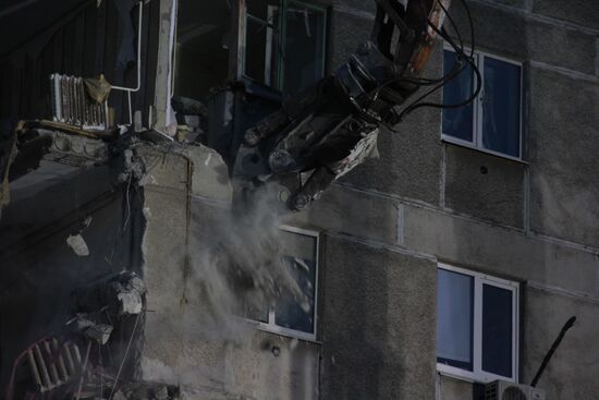 Демонтажные работы на месте обрушения подъезда жилого дома в Магнитогорске