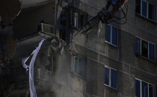 Демонтажные работы на месте обрушения подъезда жилого дома в Магнитогорске