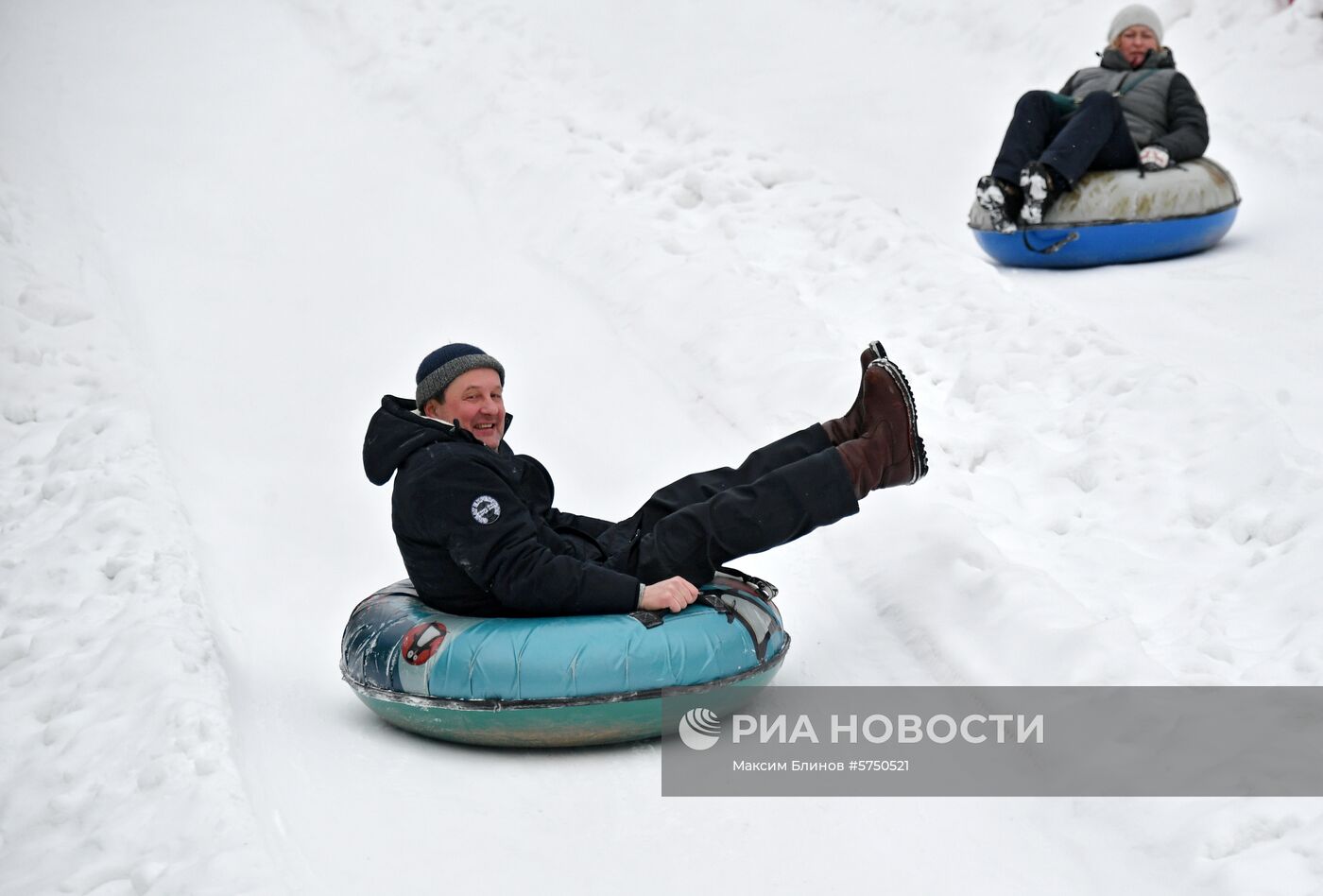 Катание с горки в парке "Сокольники"