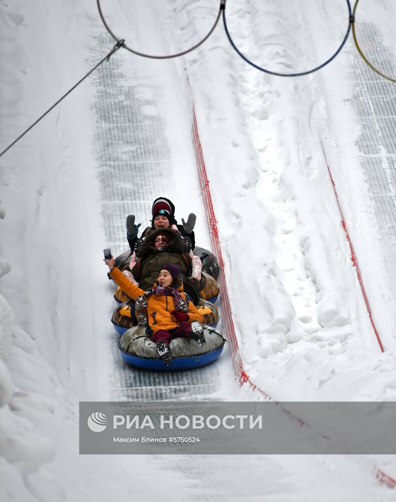 Катание с горки в парке "Сокольники"