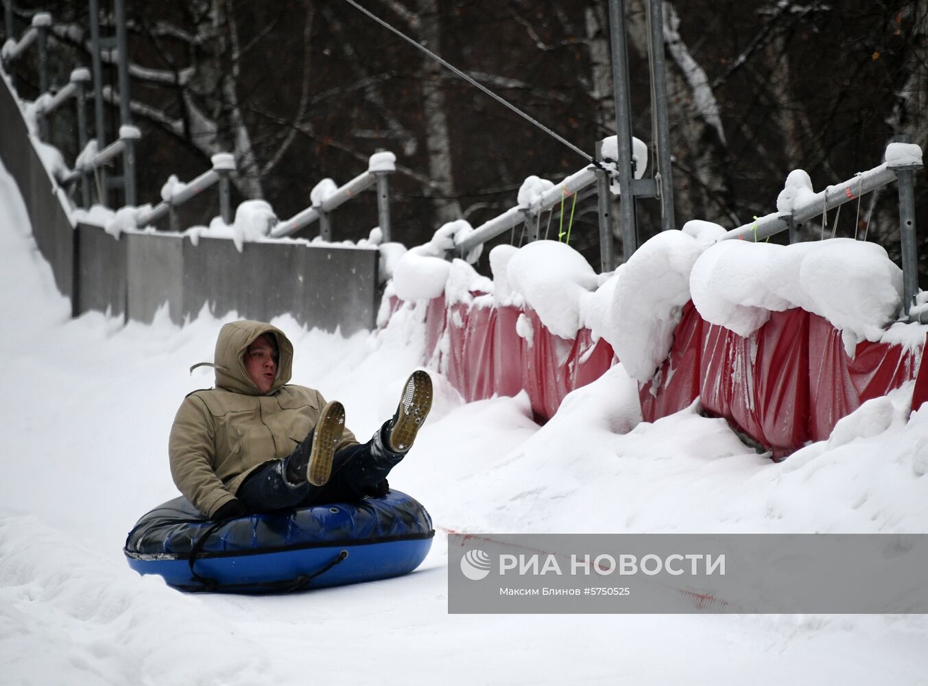 Катание с горки в парке "Сокольники"