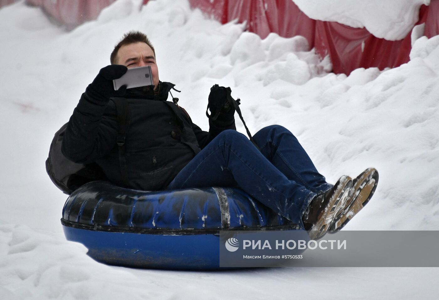 Катание с горки в парке "Сокольники"