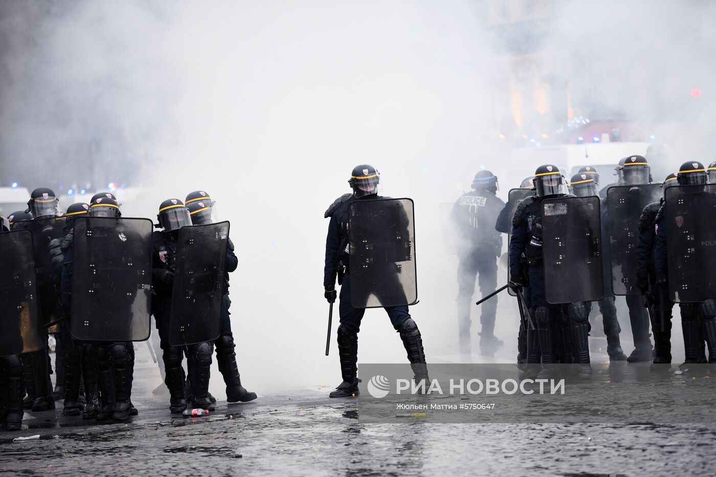 Акция протеста "жёлтых жилетов" в Париже