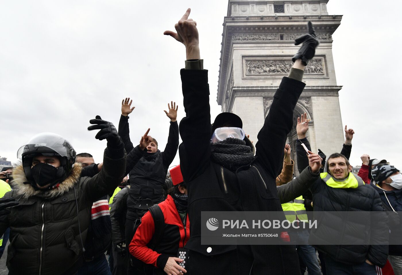 Акция протеста "жёлтых жилетов" в Париже