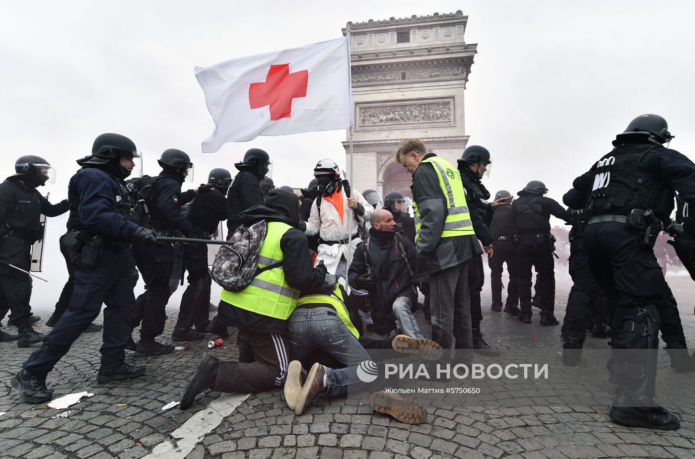 Акция протеста "жёлтых жилетов" в Париже