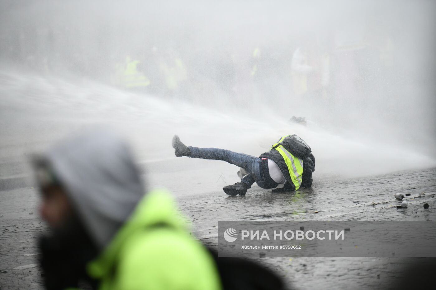 Акция протеста "жёлтых жилетов" в Париже