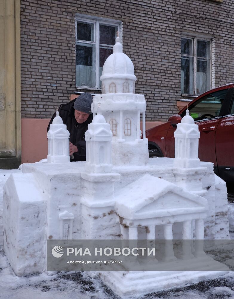 Исаакиевский собор из снега построил житель Санкт-Петербурга
