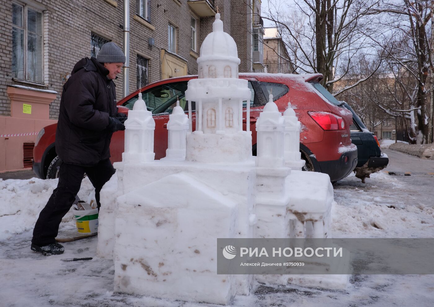 Исаакиевский собор из снега построил житель Санкт-Петербурга