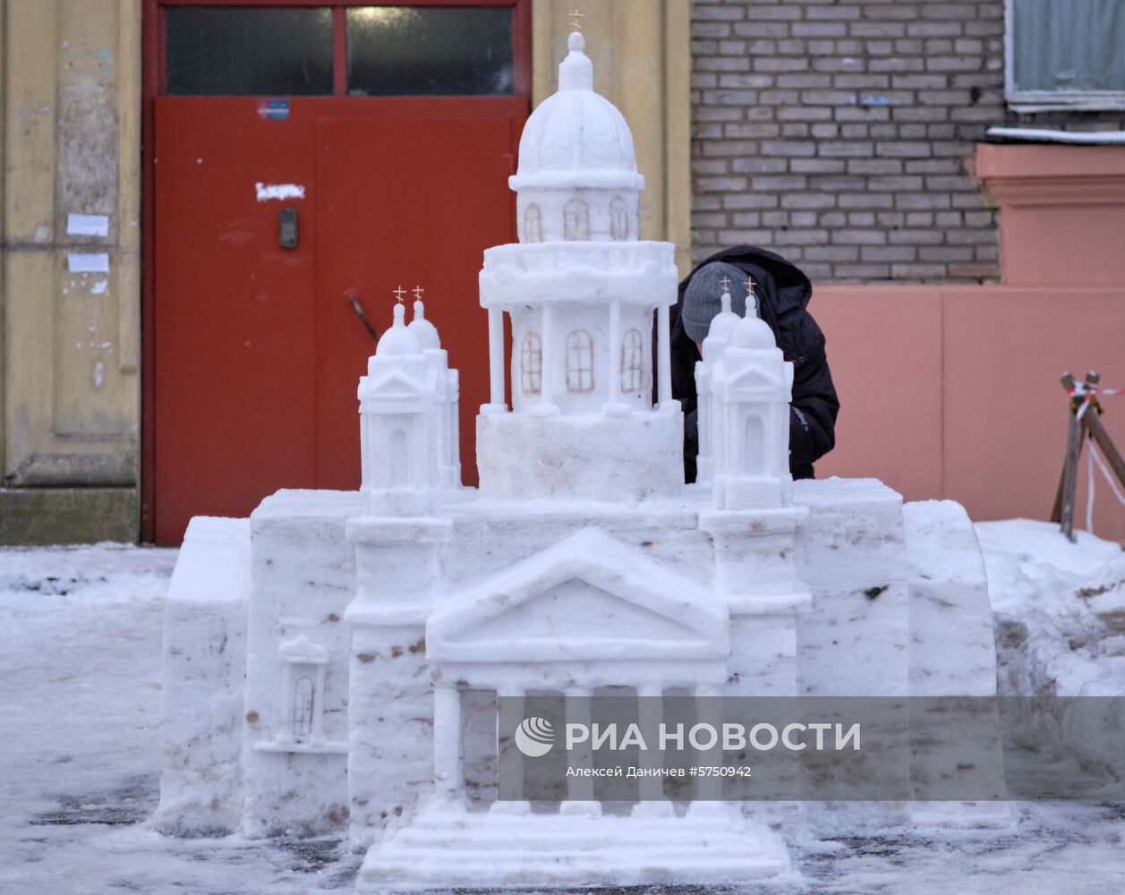 Исаакиевский собор из снега построил житель Санкт-Петербурга