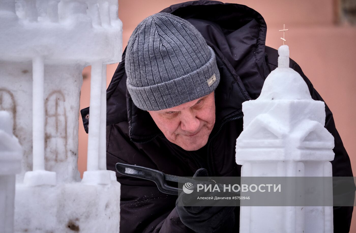 Исаакиевский собор из снега построил житель Санкт-Петербурга