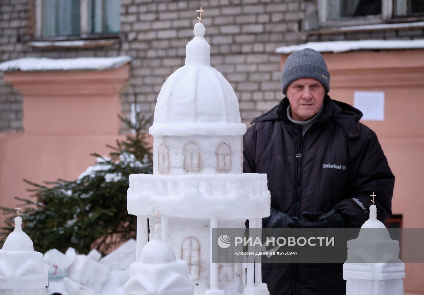 Исаакиевский собор из снега построил житель Санкт-Петербурга