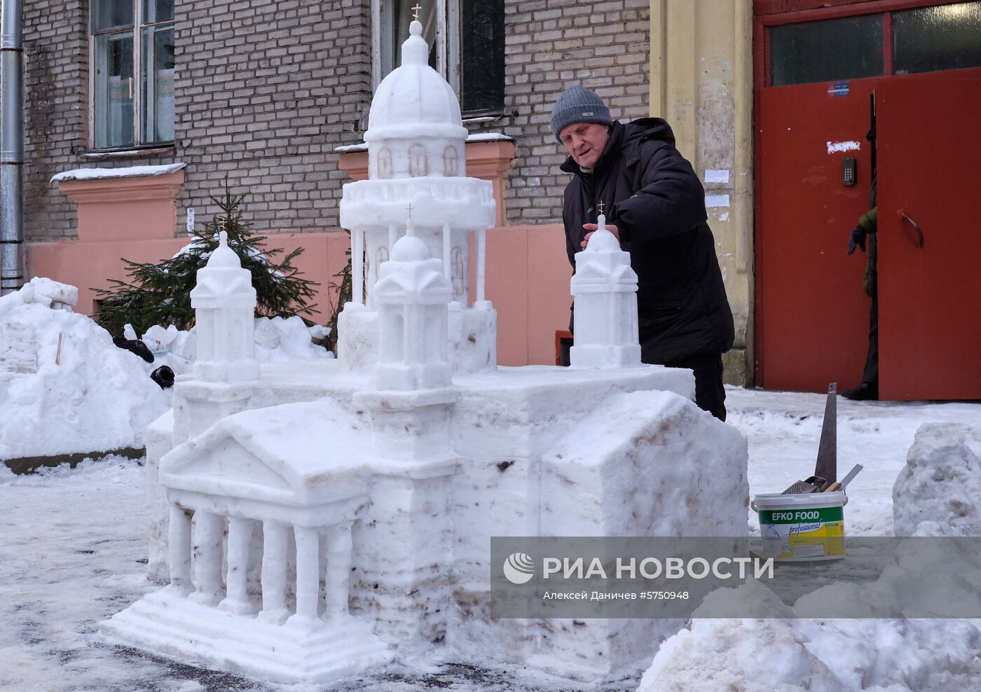 Исаакиевский собор из снега построил житель Санкт-Петербурга