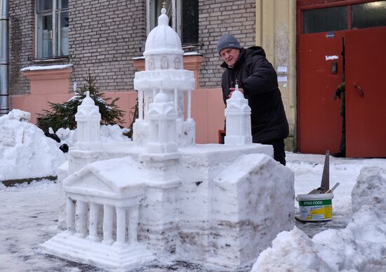 Исаакиевский собор из снега построил житель Санкт-Петербурга