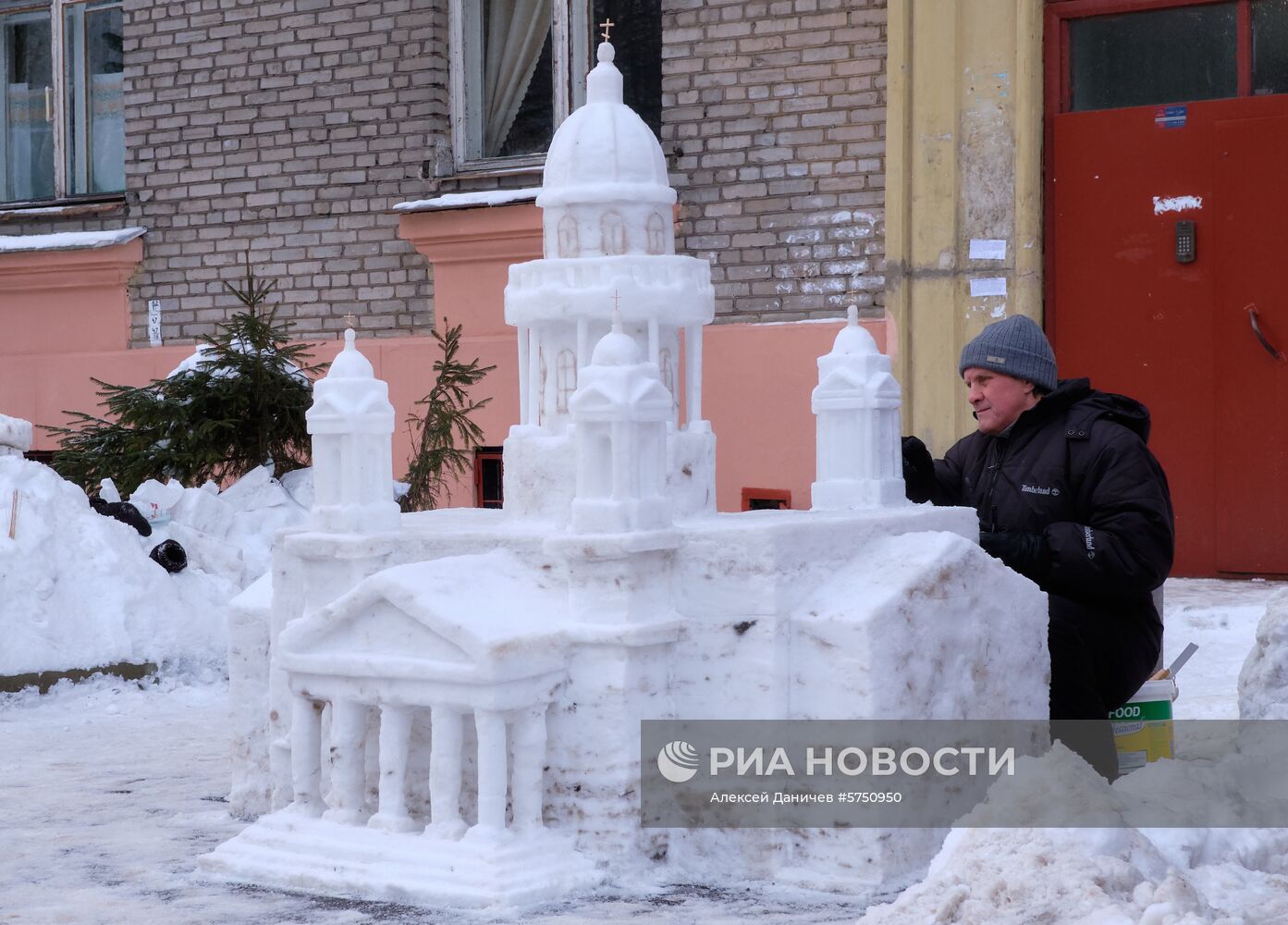 Исаакиевский собор из снега построил житель Санкт-Петербурга