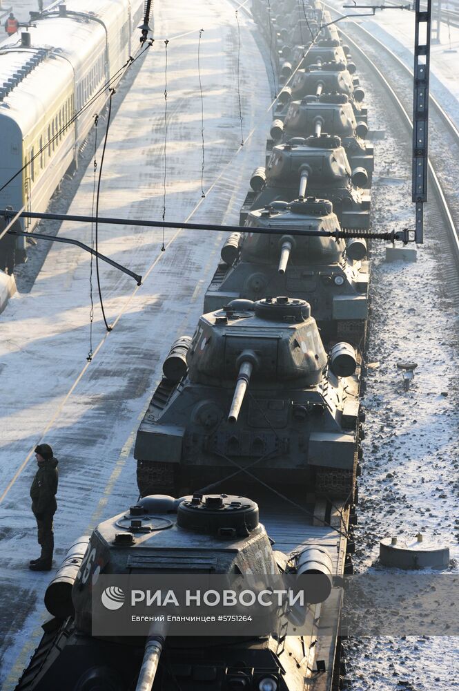 Прибытие эшелона с танками Т-34 в Читу