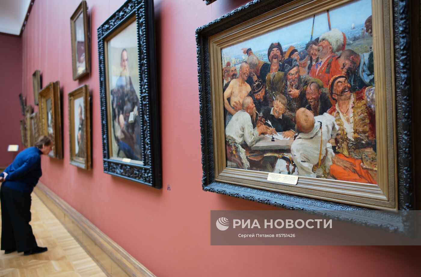 Посетительница Третьяковской галереи в одном из залов. Место: Россия, Москва. Автор: Сергей Пятаков/РИА Новости. Экспозиции Третьяковской галереи