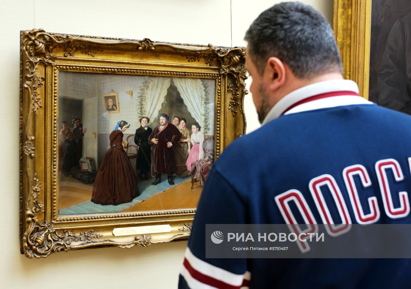 Посетитель Третьяковской галереи в одном из залов. Место: Россия, Москва. Автор: Сергей Пятаков/РИА Новости. Экспозиции Третьяковской галереи