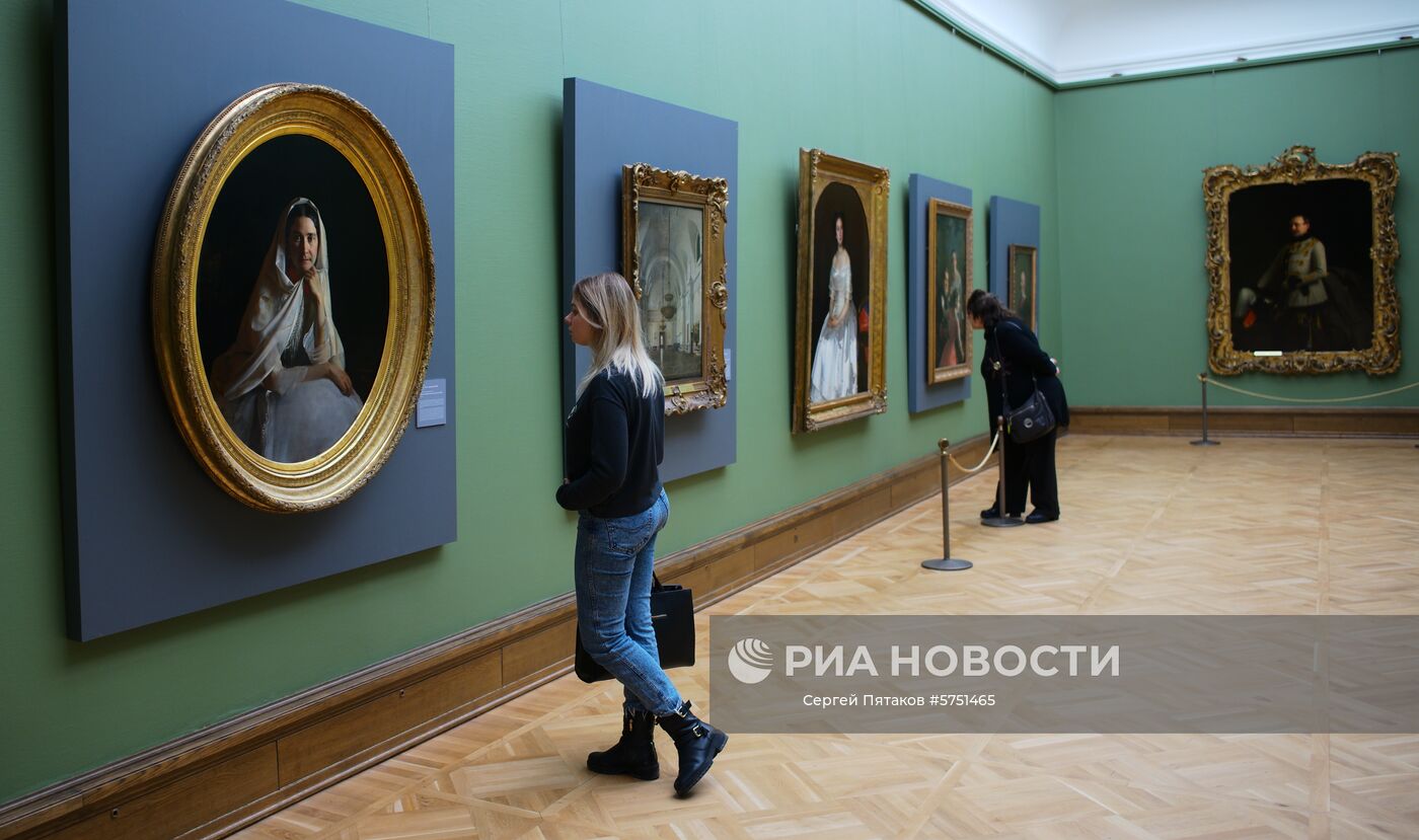 Посетители Третьяковской галереи в одном из залов. Место: Россия, Москва. Автор: Сергей Пятаков/РИА Новости. Экспозиции Третьяковской галереи
