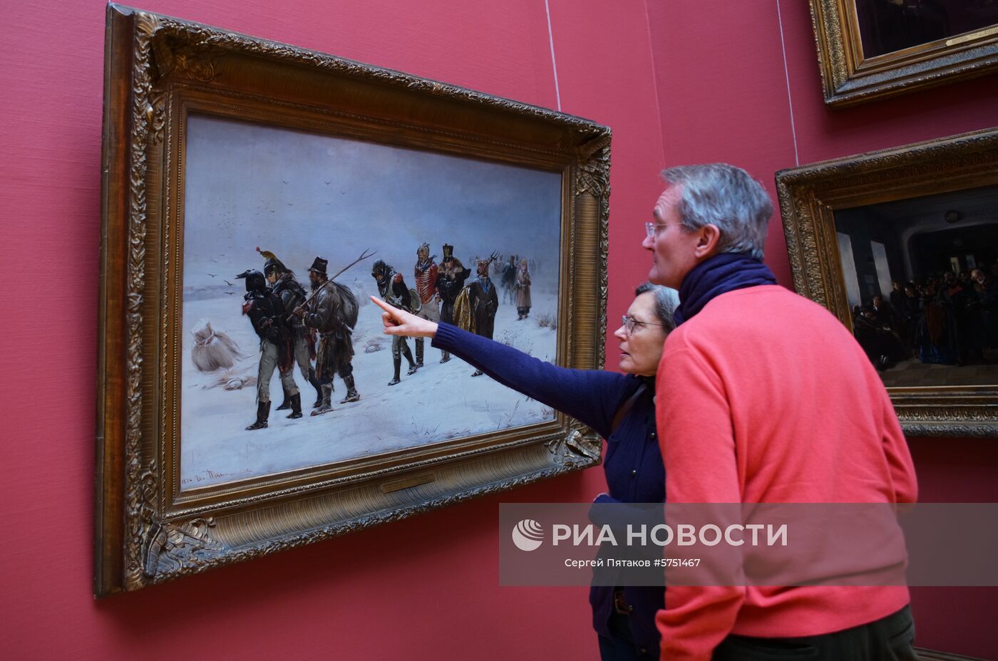 Посетители Третьяковской галереи в одном из залов. Место: Россия, Москва. Автор: Сергей Пятаков/РИА Новости. Экспозиции Третьяковской галереи