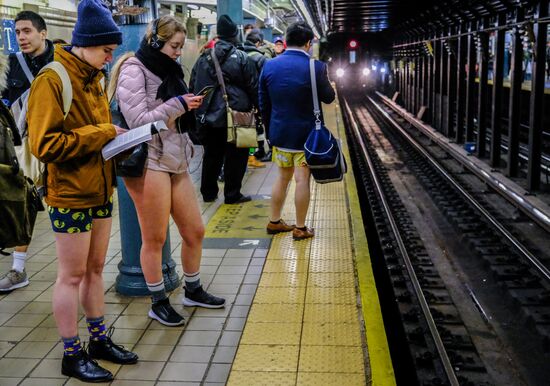 Флешмоб "В метро без штанов" в Нью-Йорке