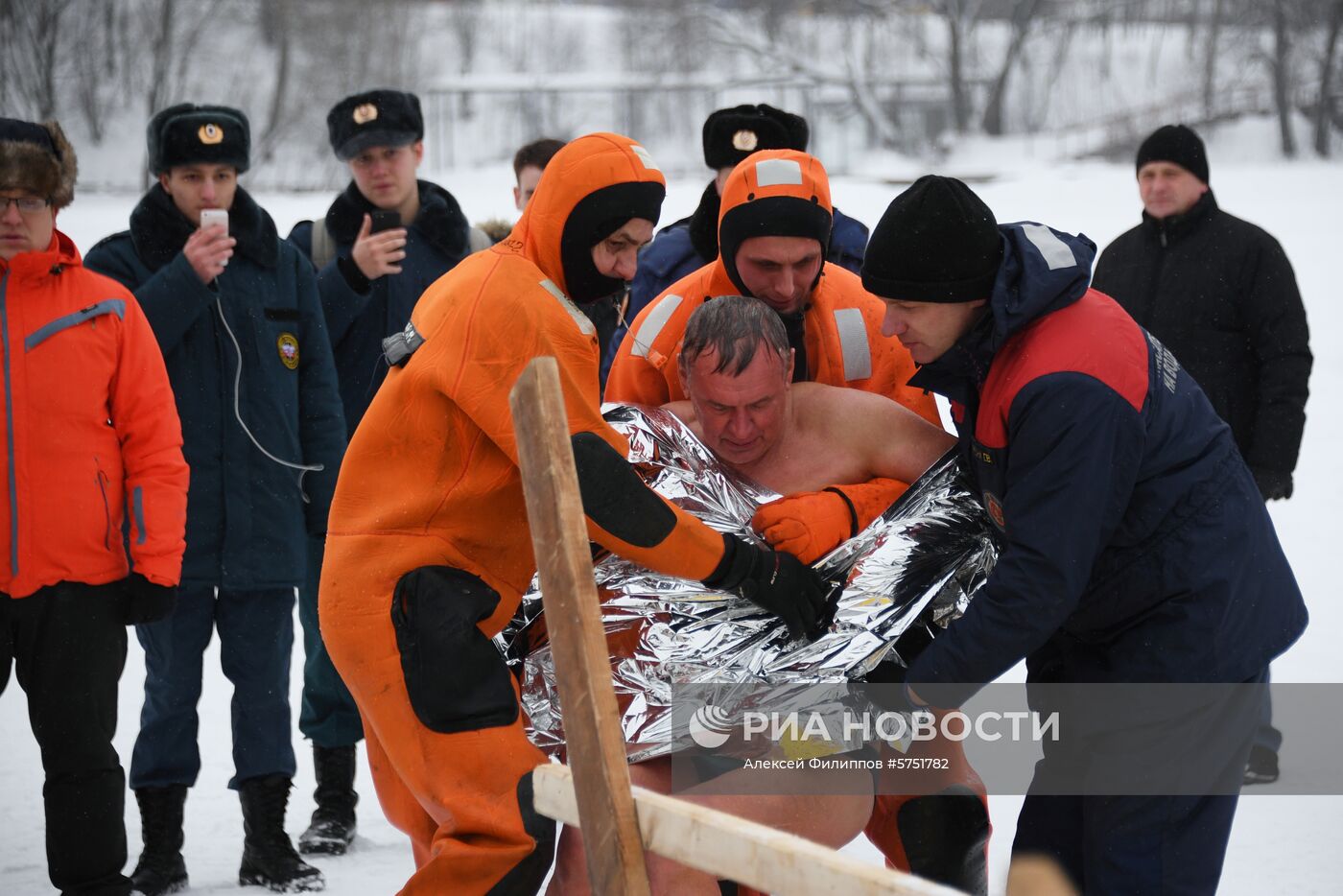 Учения МЧС России по спасению людей в местах проведения крещенских купаний