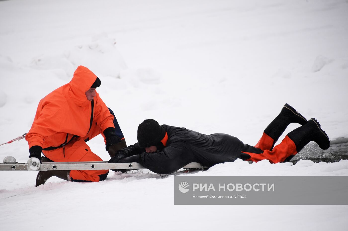 Учения МЧС России по спасению людей в местах проведения крещенских купаний