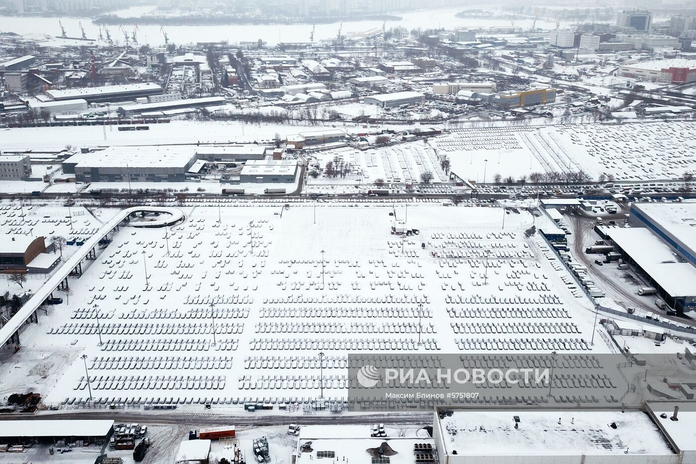 Стоянка автомобилей  в Москве