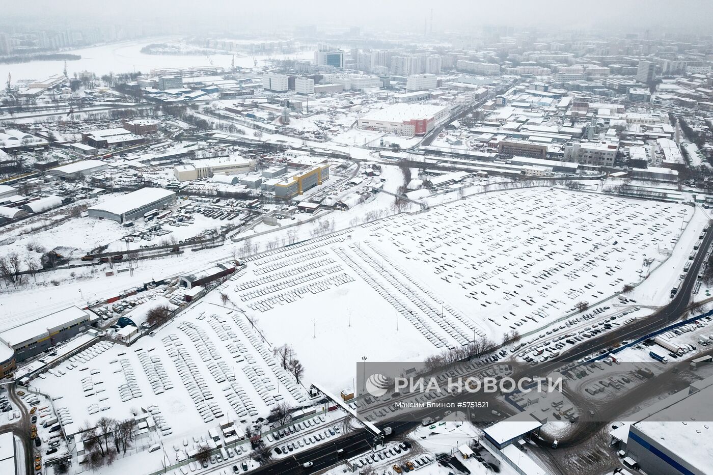 Стоянка автомобилей  в Москве