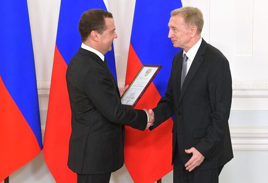 Премьер-министр РФ Д. Медведев вручил премии правительства РФ 2018 года в области средств массовой информации 