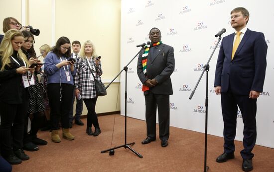 Президент Республики Зимбабве Э. Д. Мнангагва посетил предприятие ЕСО "Алроса"