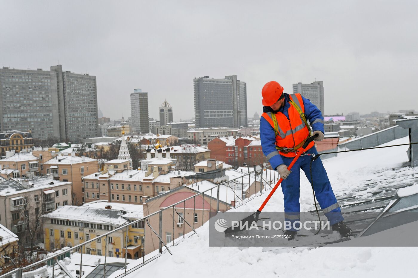 Очистка крыш от наледи в Москве 