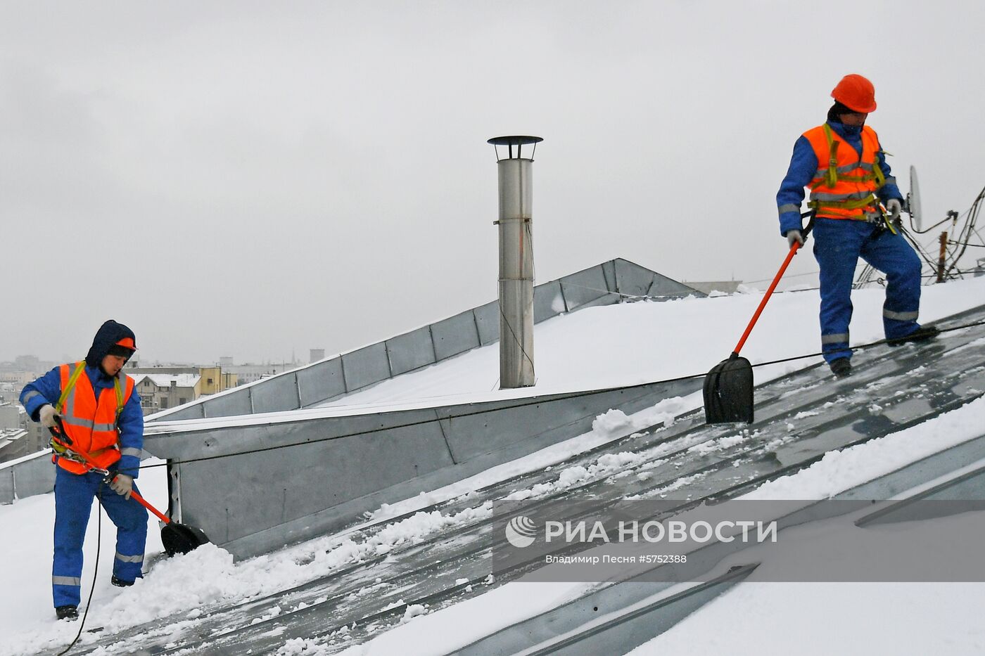 Очистка крыш от наледи в Москве 