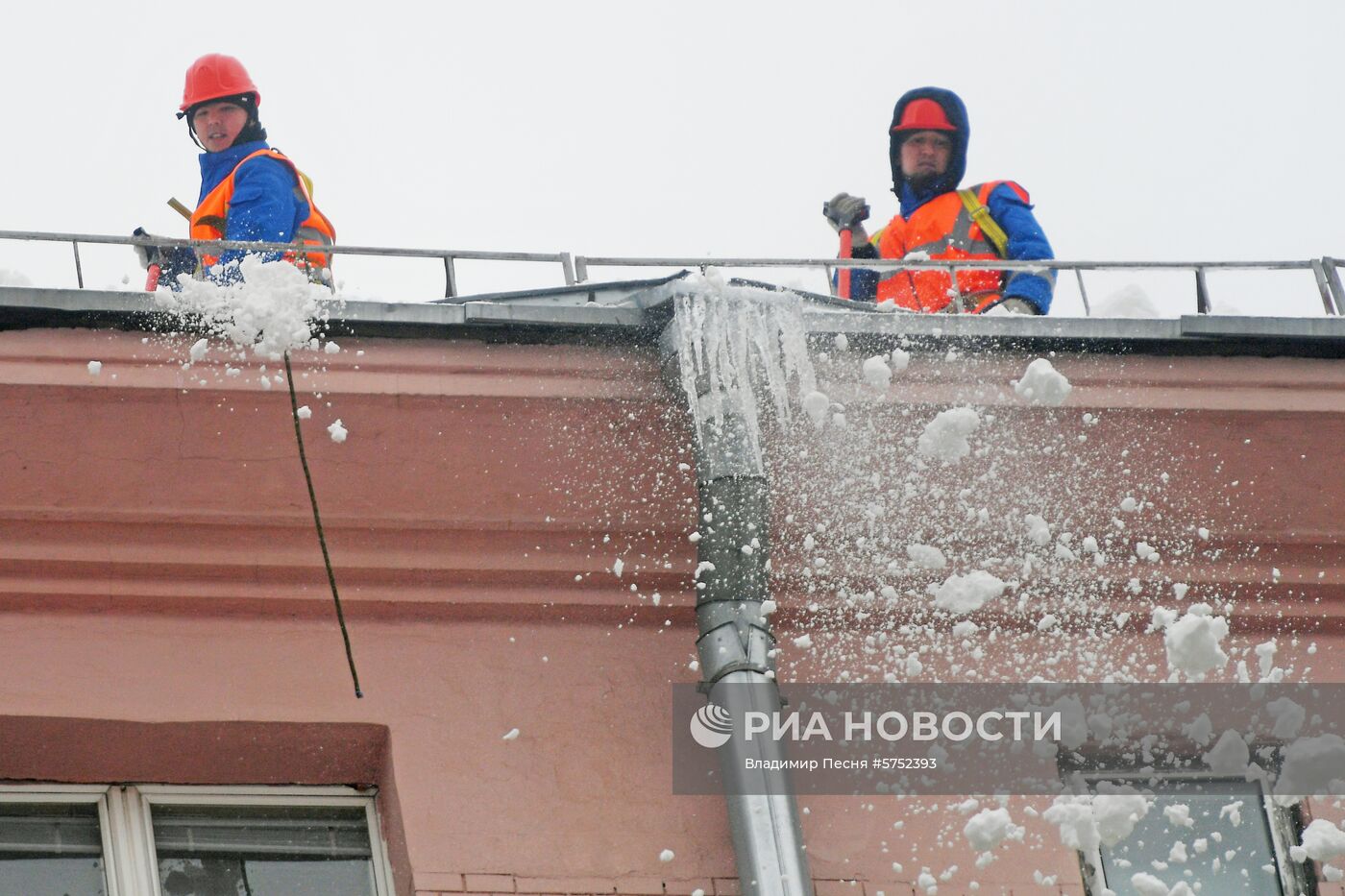 Очистка крыш от наледи в Москве 