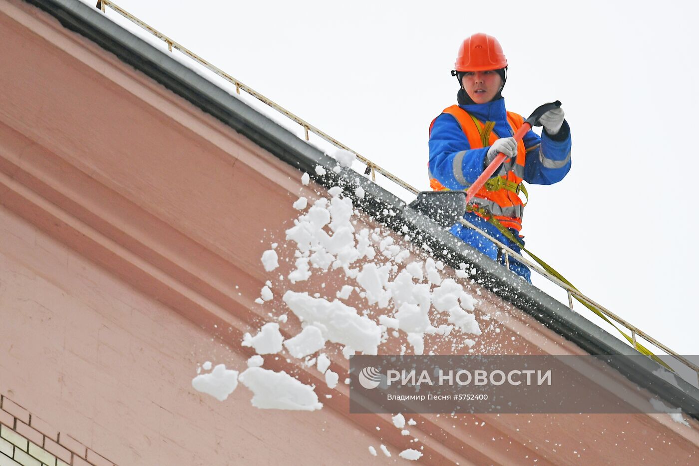 Очистка крыш от наледи в Москве 