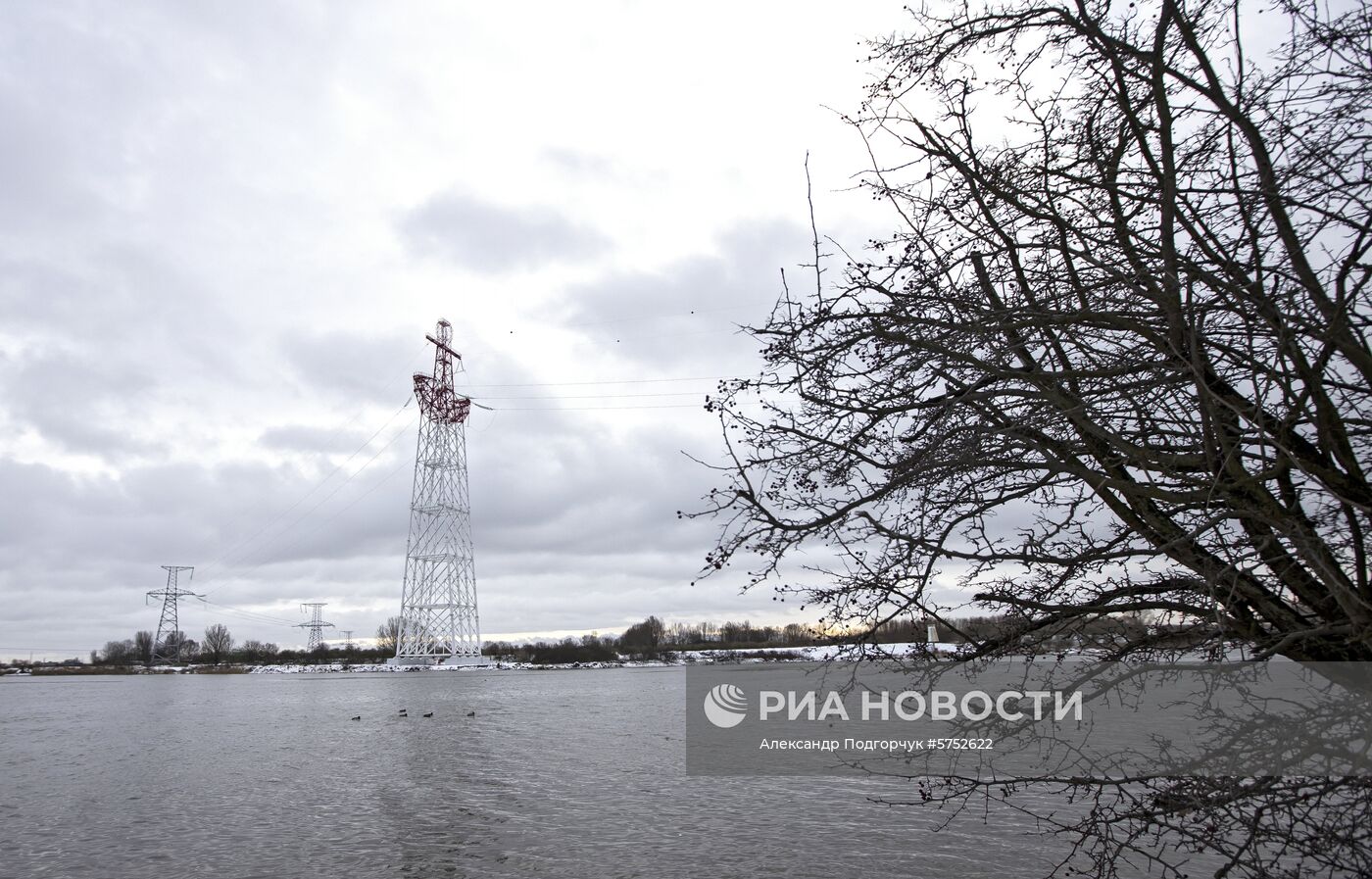 Опоры ЛЭП в виде якорей в Калининграде 