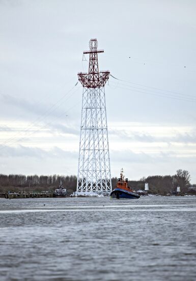 Опоры ЛЭП в виде якорей в Калининграде 