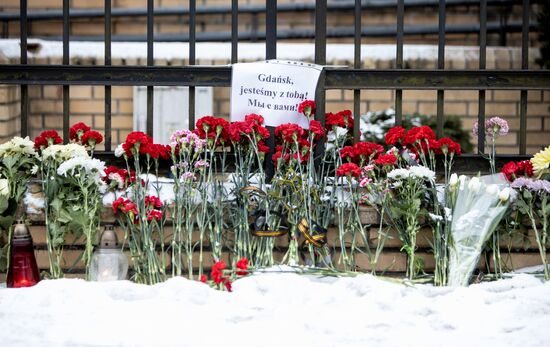 Жители Калининграда несут цветы к польскому консульству