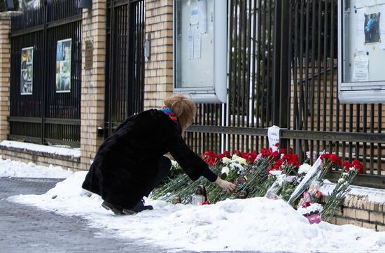 Жители Калининграда несут цветы к польскому консульству