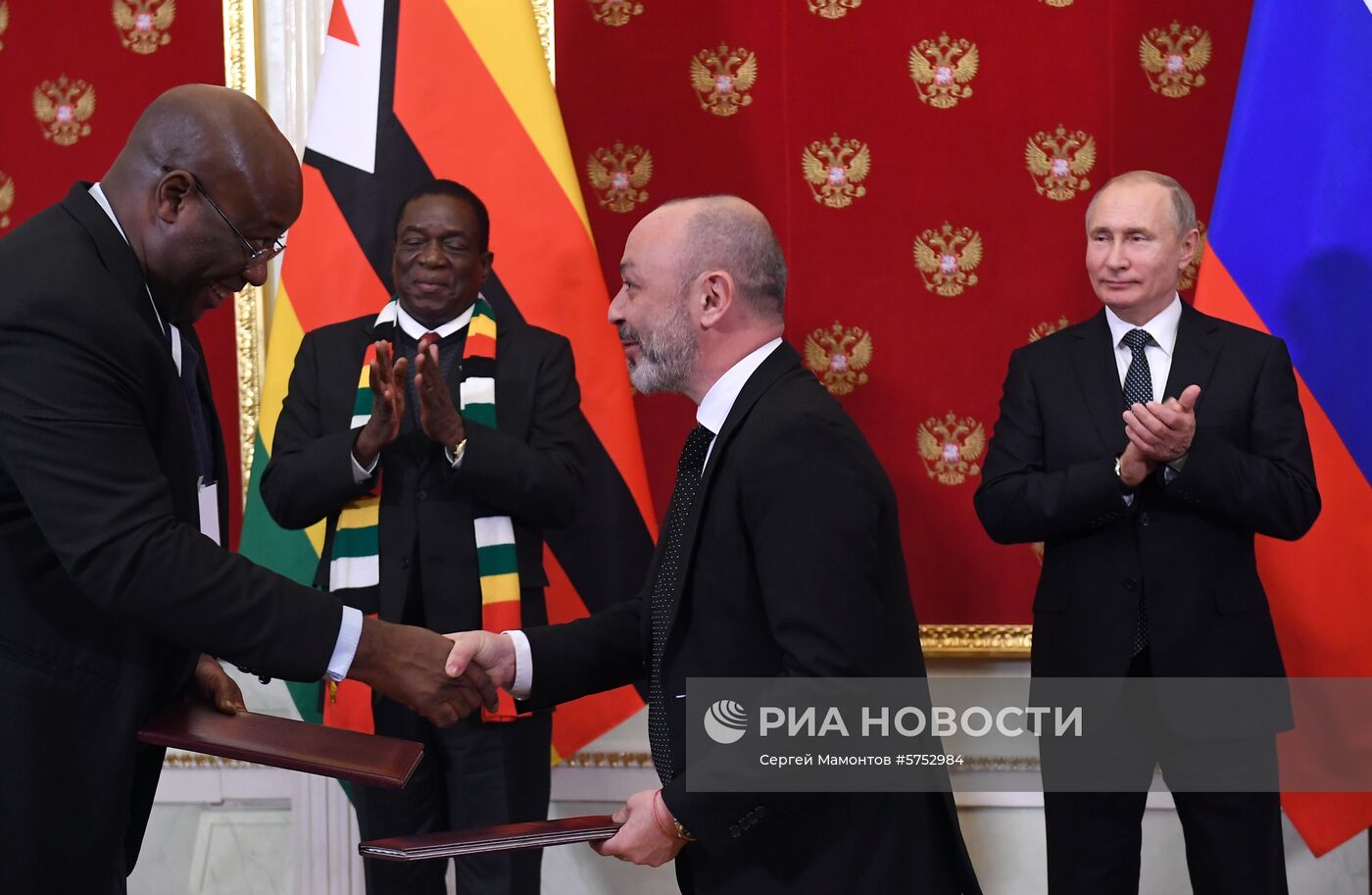 Президент РФ В. Путин встретился с президентом Зимбабве Э. Мнангагвой