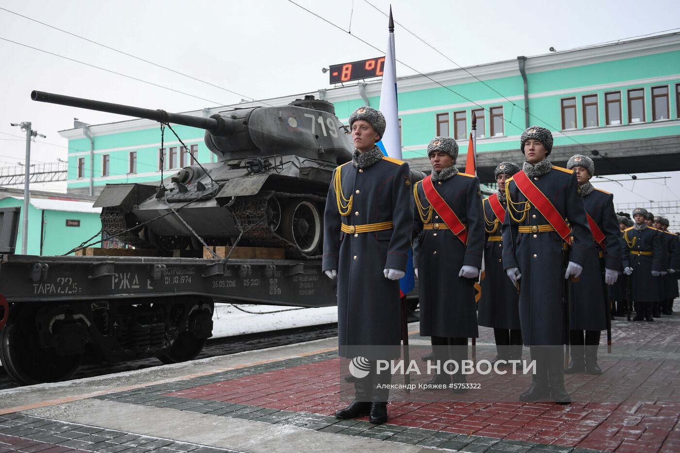 Прибытие эшелона с танками Т-34 в Новосибирск