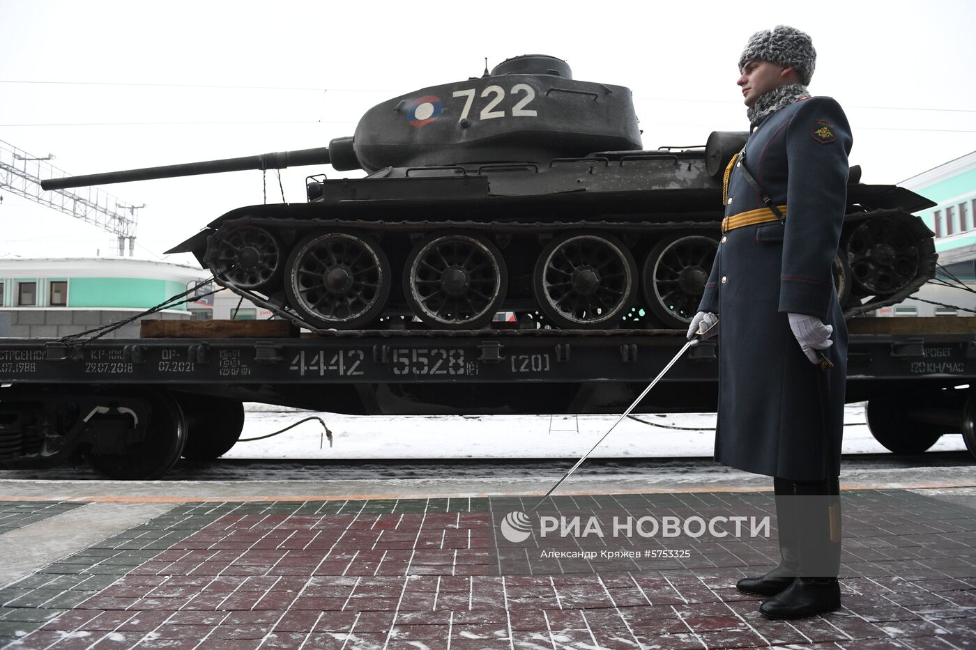 Прибытие эшелона с танками Т-34 в Новосибирск