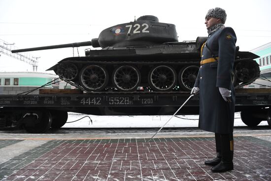 Прибытие эшелона с танками Т-34 в Новосибирск