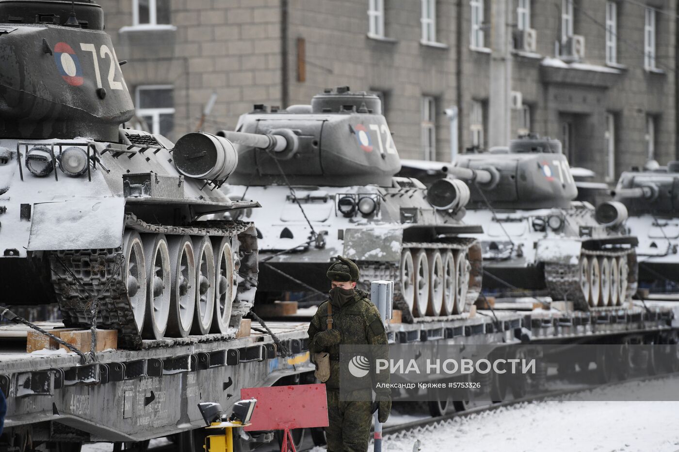 Прибытие эшелона с танками Т-34 в Новосибирск