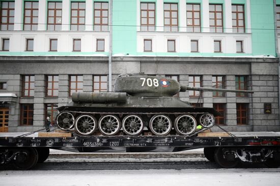 Прибытие эшелона с танками Т-34 в Новосибирск