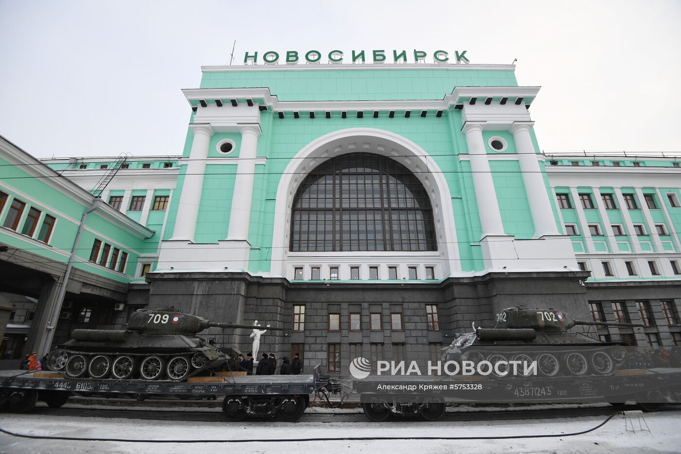 Прибытие эшелона с танками Т-34 в Новосибирск