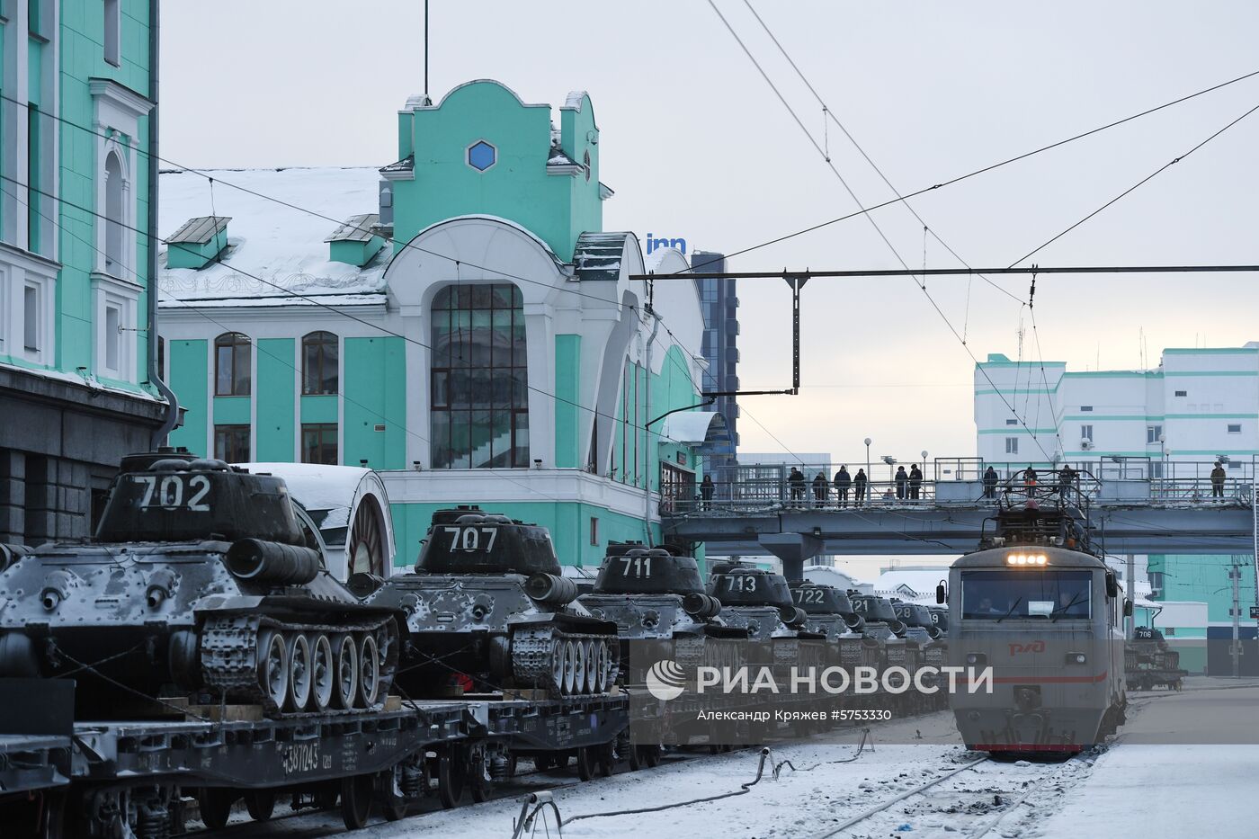 Прибытие эшелона с танками Т-34 в Новосибирск