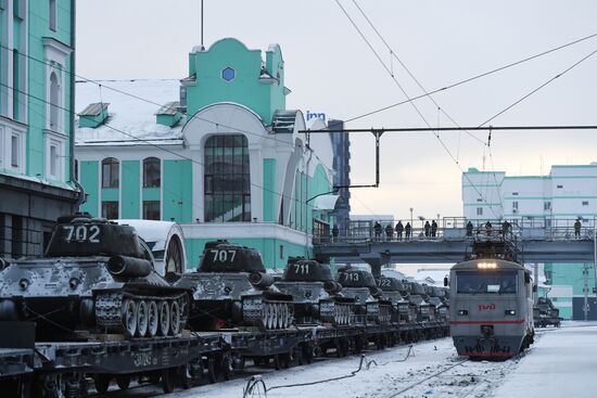 Прибытие эшелона с танками Т-34 в Новосибирск