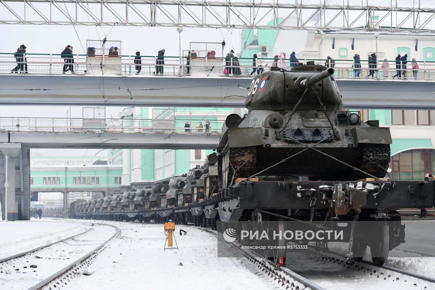 Прибытие эшелона с танками Т-34 в Новосибирск