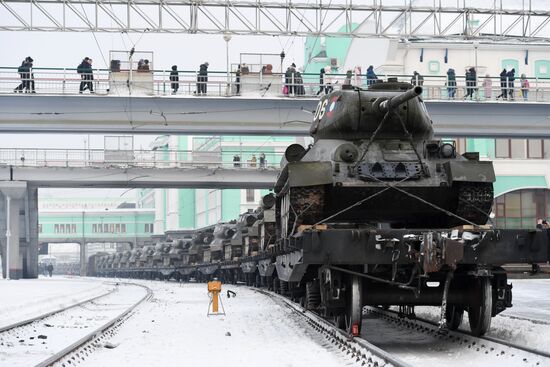 Прибытие эшелона с танками Т-34 в Новосибирск